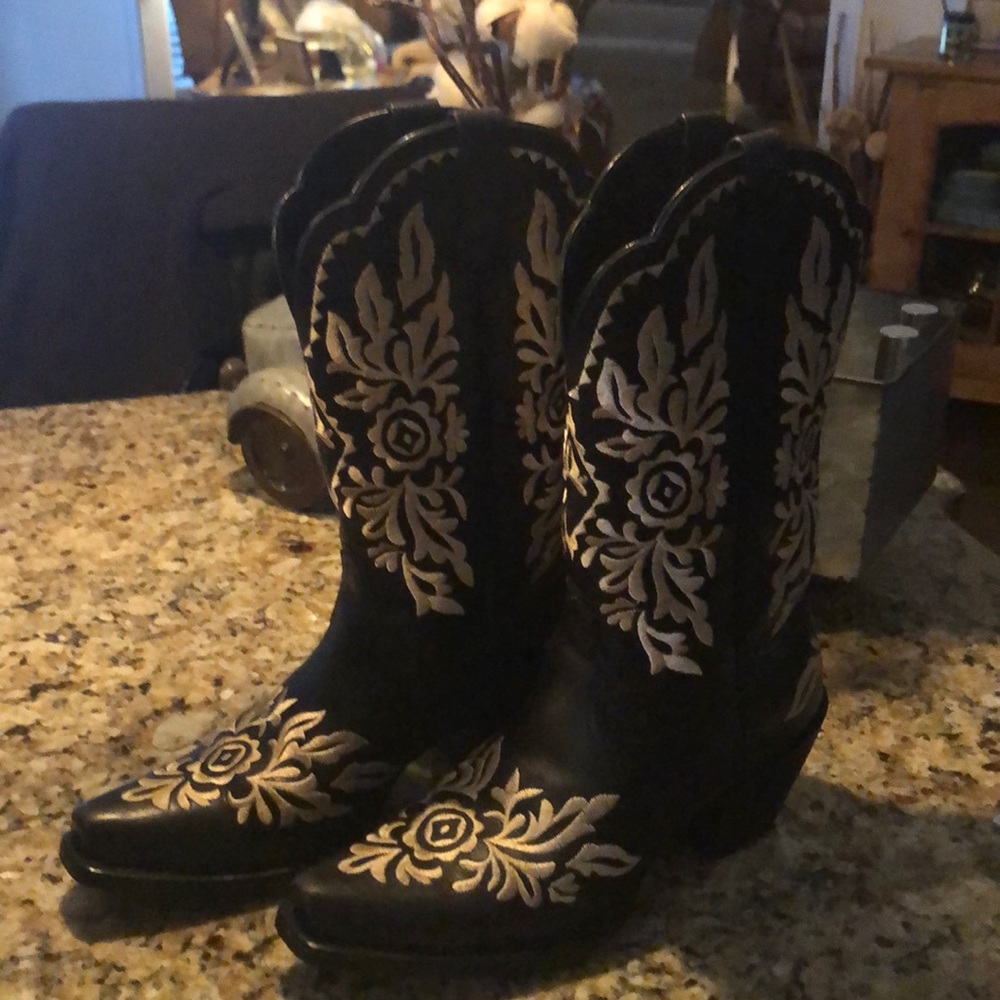 Black w white floral designs. Never worn.  Ariats!🤠